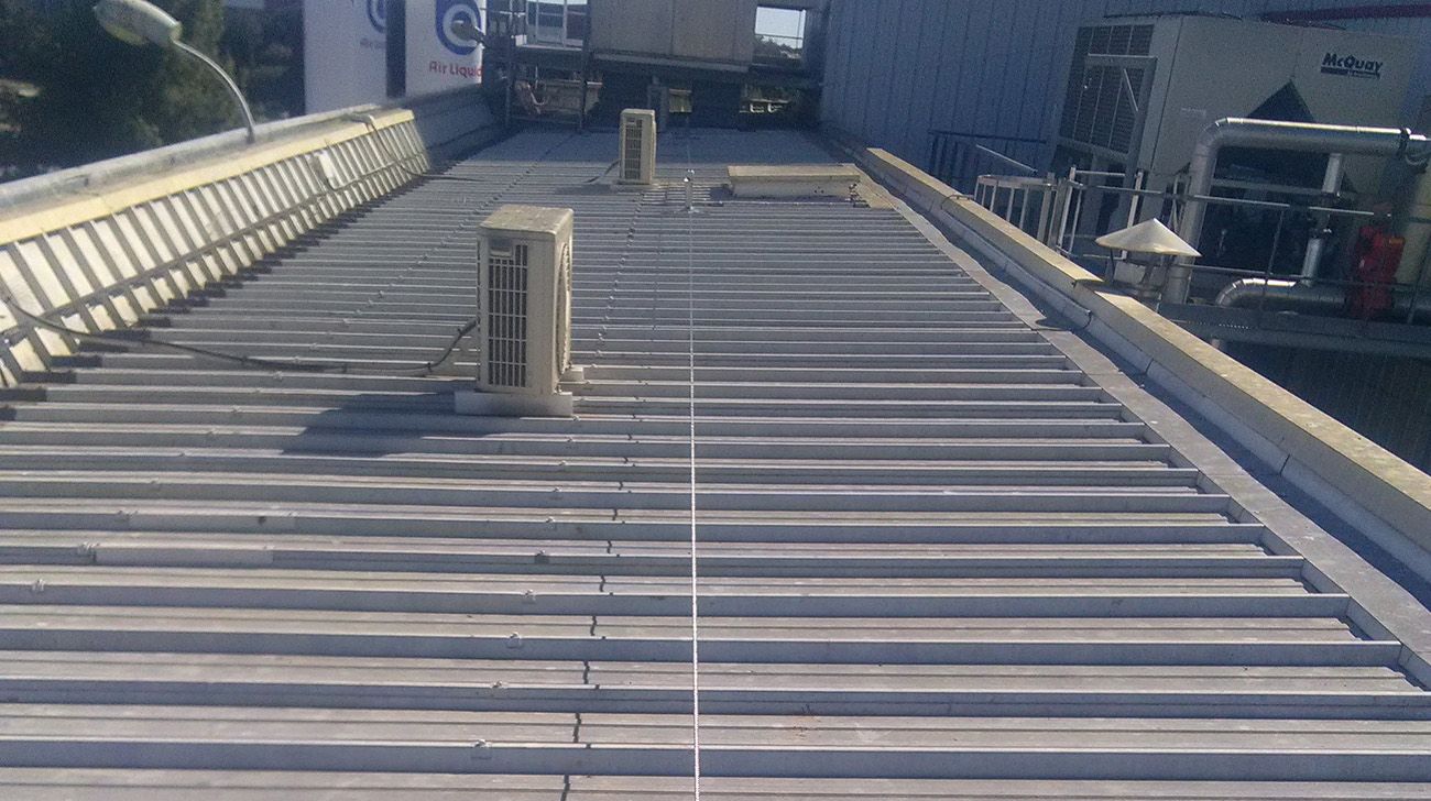 Pose de ligne de vie sur toiture en bac acier