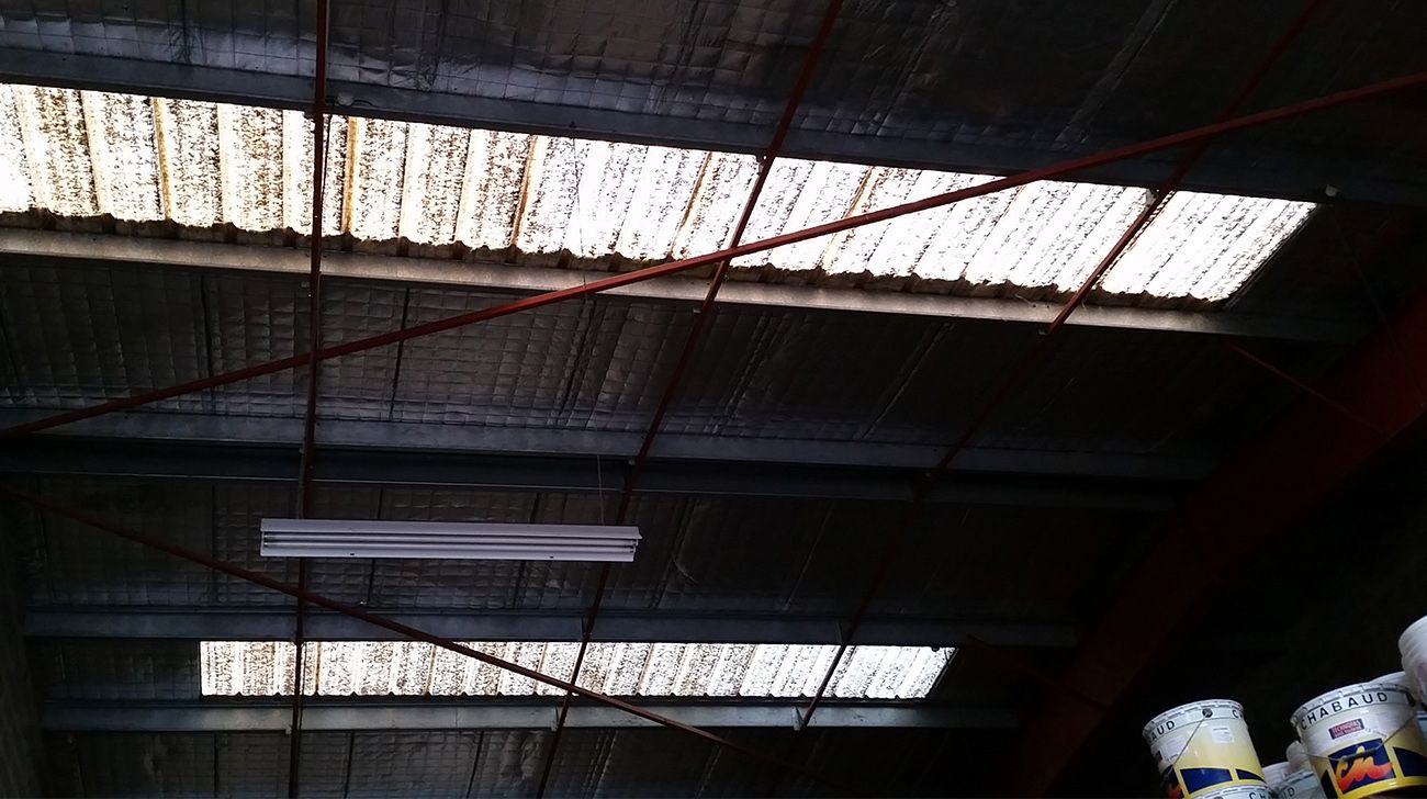 Plaque translucide sur toiture en bac acier : avant travaux